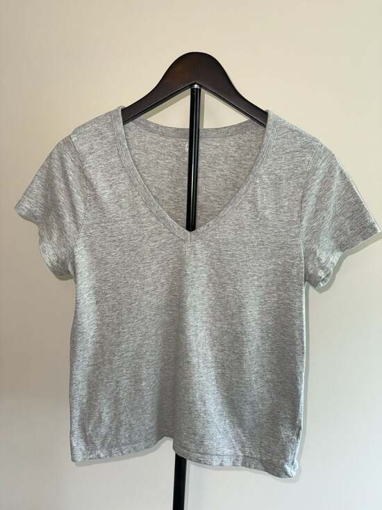 Gap Tops - Gap Heather Gray Short Sleeve V-Neck T-Shirt size-M